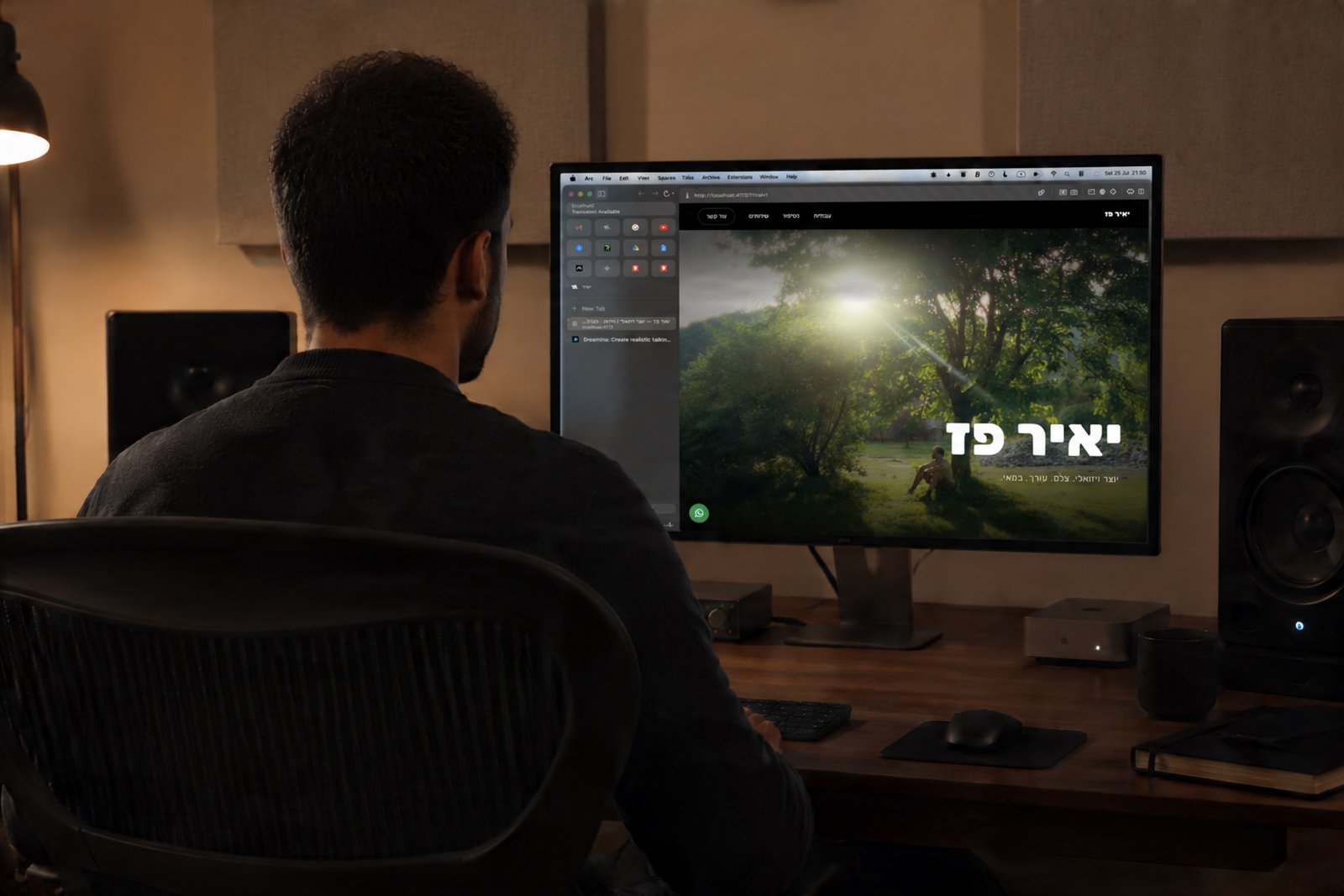 יאיר פז בעמדת העריכה, עם האתר הזה על המסך